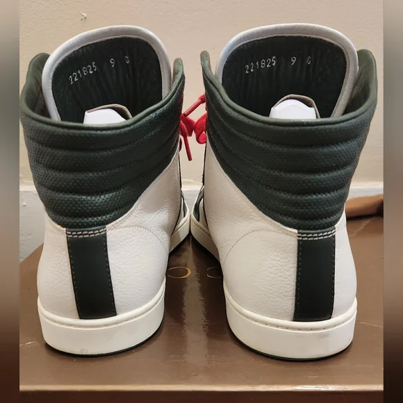 Gucci Hi-top leather sneakers with matching belt set. Size 100/40